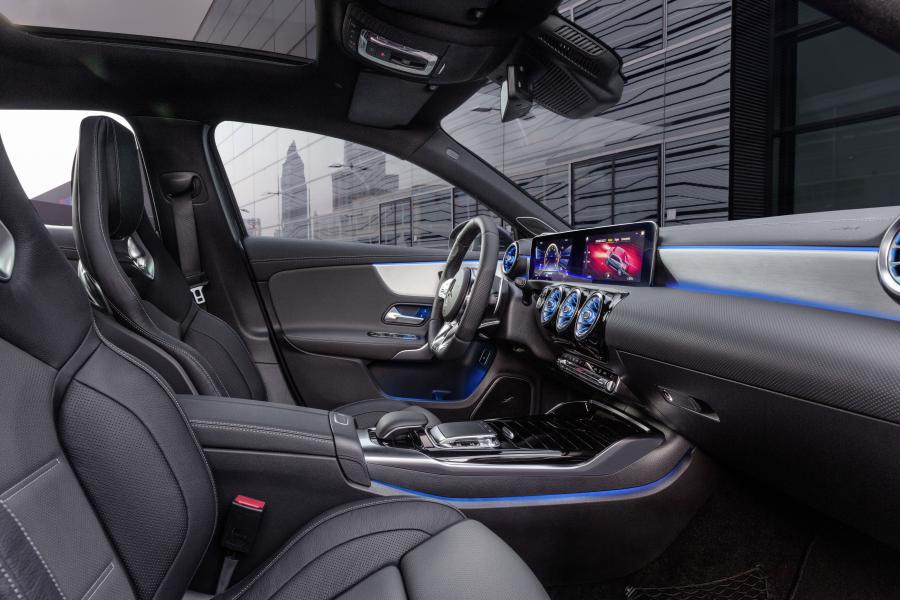 Интерьер Mercedes-AMG A35 4Matic Sedan (V177) 2019 года  (WW) (фото 13 из 25)